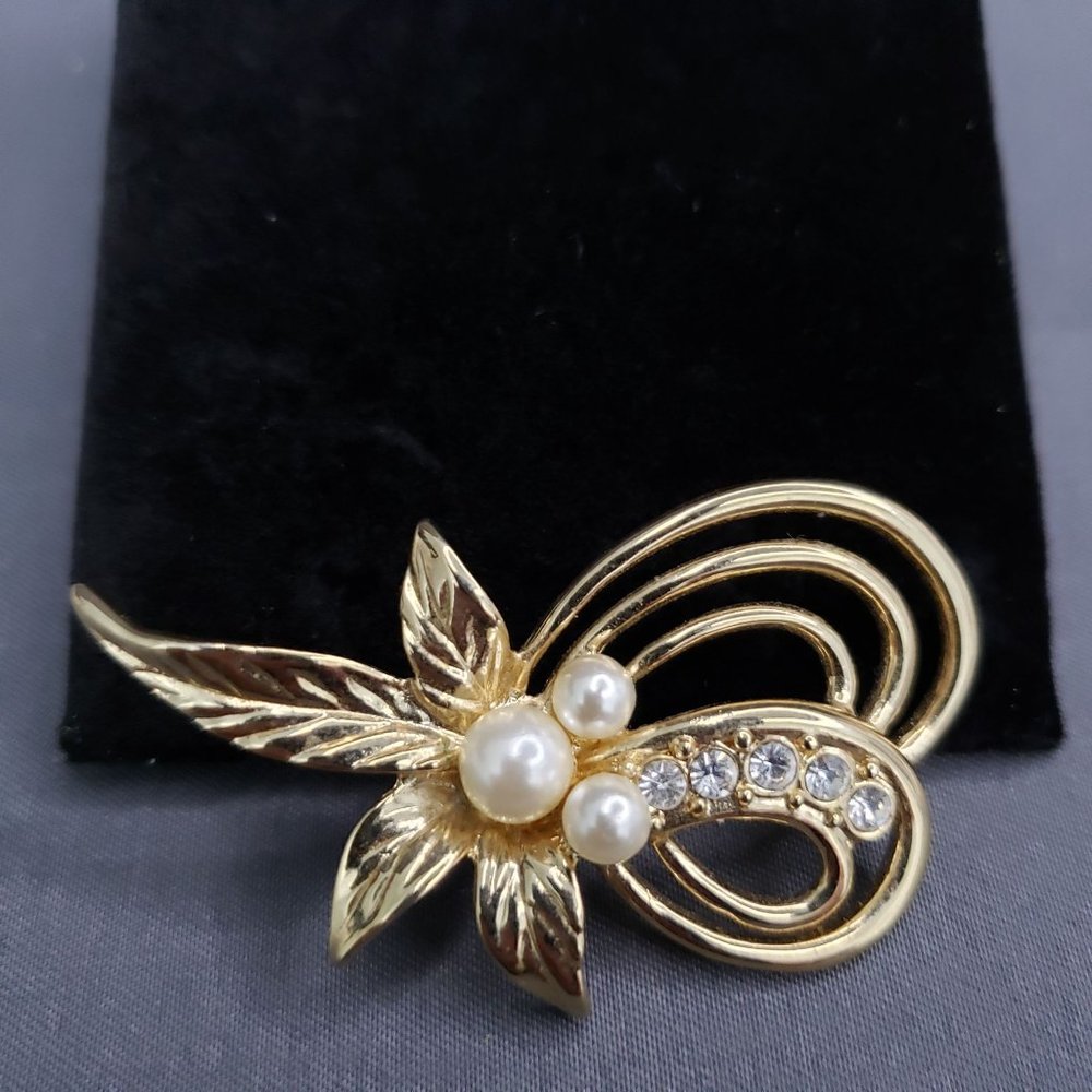 Gold Tone Leafy Design Brooch Pin With Rhinestones and White Bead Accents 1.75"
